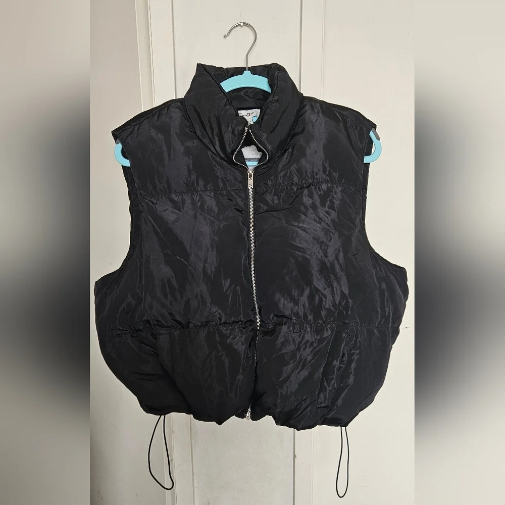 Black Women's Puffer Vest - Picture 6 of 6